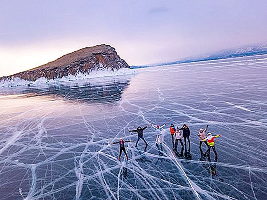 صور مذهلة لعائلة على بحيرة بايكال ، والتي في البداية تزعج ثم تسعد: صور الشقوق الجليدية