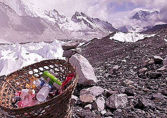 Het sherpa's en het leger van Nepal maken ruzie over het recht om het afval op de Everest schoon te maken