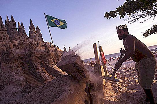 It's not a royal thing to pay rent: the story of a man who lives in a sand castle (video)