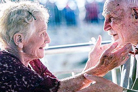 Hårt val: en 93-årig brud bad Internetanvändare att hjälpa henne att välja en bröllopsklänning