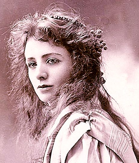 Foto 100 tahun yang lalu, yang menggambarkan wanita cantik pada permulaan abad XX