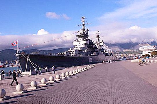 "Mikhail Kutuzov" - ship ship sa Novorossiysk: mga larawan, mga pagsusuri at mga presyo ng tiket