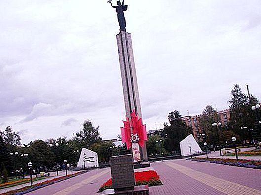 Espesyal na mga monumento, kalye at Victory Square sa Kaluga