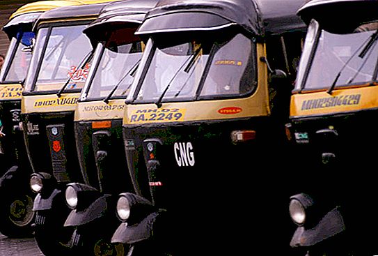 V Indiji čaka ohladitev, rikše pa na nepričakovan način ogrevajo svoje taksije