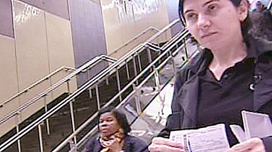 Mujer canadiense de 10 años demanda no aferrarse a los pasamanos de las escaleras mecánicas