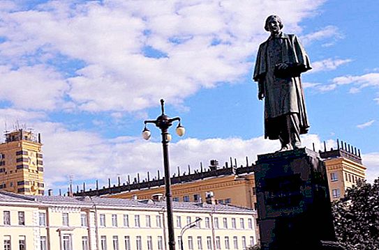 Hol vannak Moszkvában a Gogol emlékművei? Emlékmű Gogolnak a Gogolevsky sugárúton: történelem