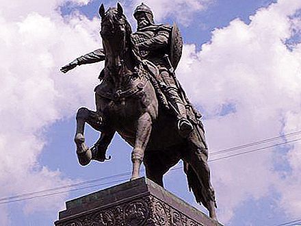 Monumentti Juri Dolgorukylle Moskovassa. Monumentti Juri Dolgorukylle Kostromassa