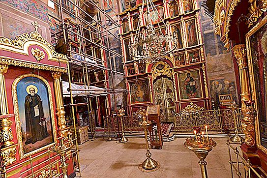 Marijino katedralo v Zvenigorodu. Zgodovina, zanimiva dejstva, urnik