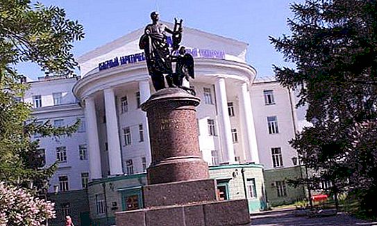 Arkhangelsk: et monument til Lomonosov. beskrivelse