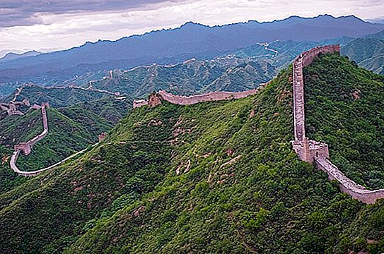 หอคอยจีนที่มีชื่อเสียงที่สุดคือหอส่งสัญญาณโทรทัศน์กว่างโจว, หอสังเกตการณ์กำแพงเมืองจีน