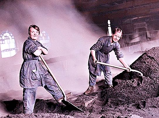 Fotos de mujeres trabajando en fábricas durante la Primera Guerra Mundial