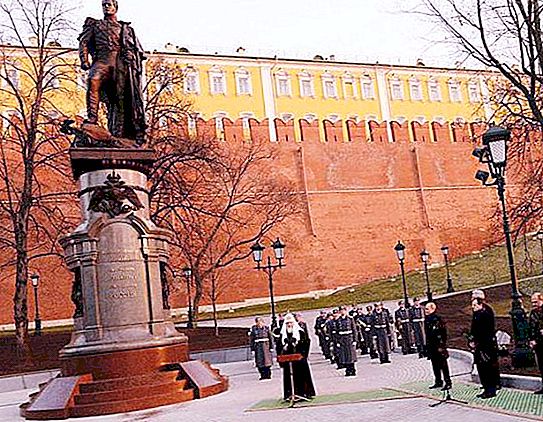 Monument voor Alexander 1 in de Alexandertuin - een symbool van de grootsheid van de staat