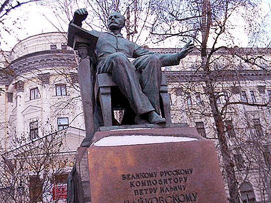 Un monumento inusual a Tchaikovsky en Moscú y todas las leyendas de la ciudad asociadas con él.