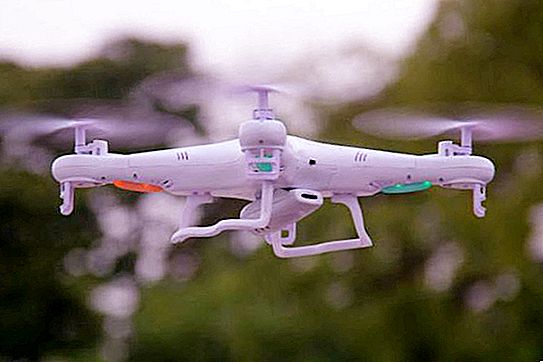 วิธีการควบคุม quadrocopter: ตัวเลือกการควบคุมระยะไกลการชาร์จและการบินครั้งแรก