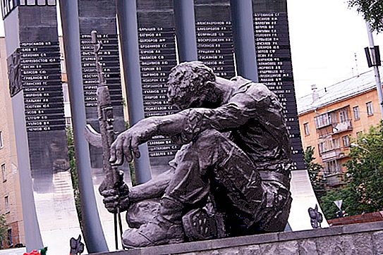 Monumentet "Black Tulip" i Jekaterinburg - sorg och minne av de döda soldaterna