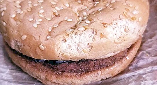 L'homme a gardé le hamburger qu'il avait acheté chez McDonald's il y a 20 ans. Et il a toujours l'air frais