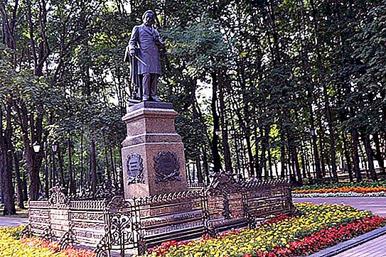 Smolensk ve St.Petersburg'daki Glinka Anıtları: açıklama. Rus besteci Mikhail Ivanovich Glinka