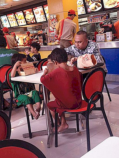 Seorang pria yang baik hati memperlakukan anak-anak tunawisma untuk makan malam, kata-kata seorang anak laki-laki menyentuh seorang wanita di meja terdekat