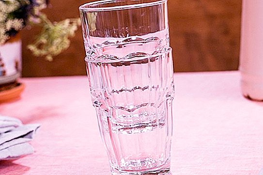 Hogyan lehet egy pohárot kivenni egy üvegből: 3 egyszerű módszer az ételek egészséges tartására
