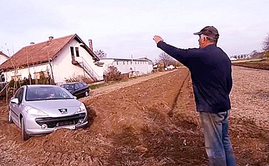 L'uomo è stanco che le persone stiano parcheggiando la propria auto sulla sua terra privata. Ha usato un trattore per insegnare loro una lezione.