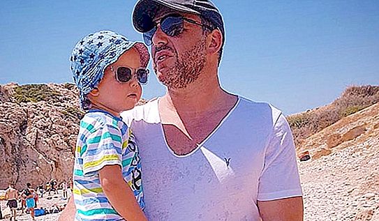 "Bermain sedikit": Maxim Vitorgan memposting foto yang tidak biasa dengan putranya dari taman hiburan