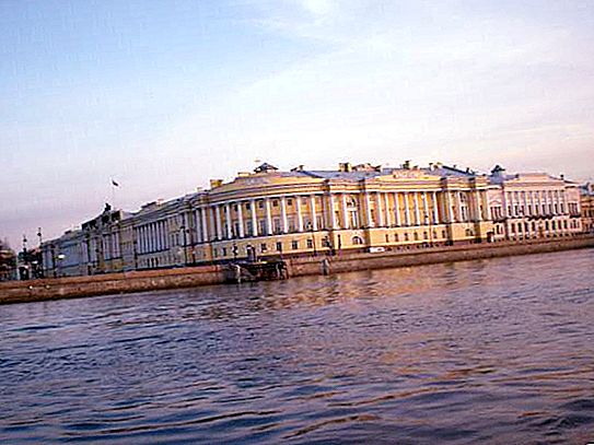A Szenátus és a Sinod épület Szentpéterváron: áttekintés, leírás, történelem és építész