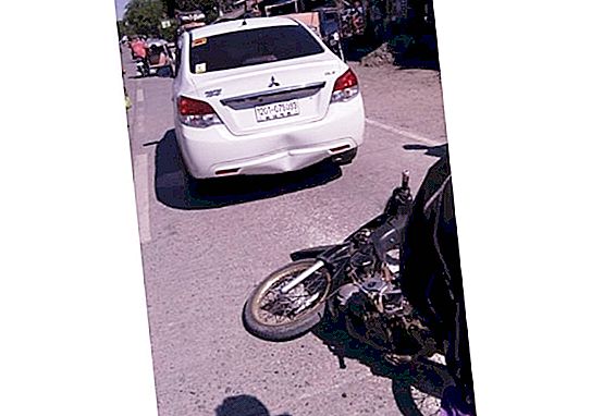 Pria itu sangat marah karena seorang pengendara sepeda motor menabrak mobilnya yang mahal. Melihat pengganggu itu, dia memberinya uang