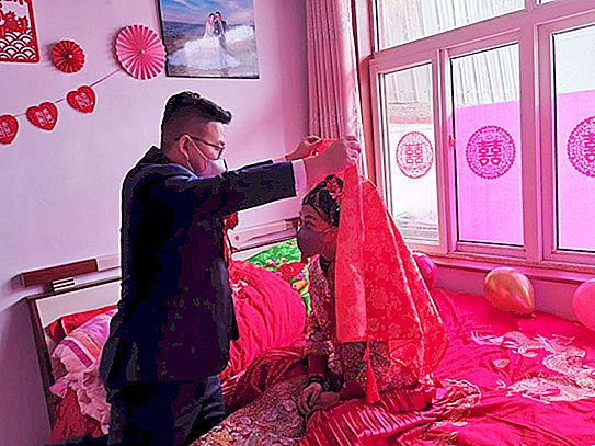 Lykke mot bakgrunn av coronavirus: et kinesisk par stilte et eksempel ved å spille et to-minutters bryllup, der bare 6 personer deltok