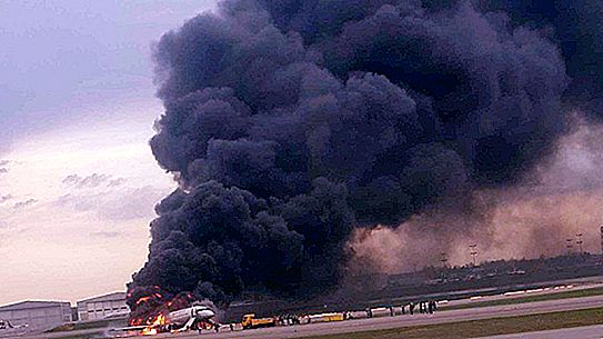 Et brennende fly landet i Sheremetyevo: passasjerer ble evakuert, det er ofre (video)