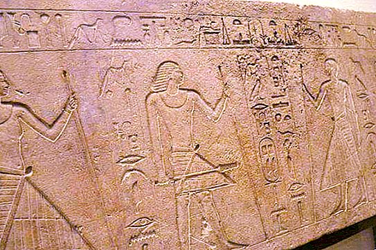 Statue af Farao Amenemkhet III og andre udstillinger i den egyptiske Hall of the Hermitage
