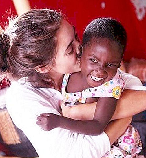 23 år gammel jente adopterte 13 jenter fra Uganda, og giftet seg deretter lykkelig