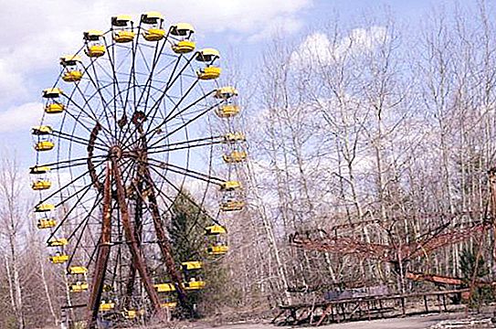 Pripyat Ferris Wheel अपनी पहली परिक्रमा करता है