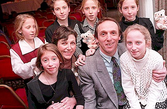 The first family in the world to give birth to 6 twin girls - how they live today