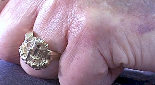 Veterano do exército perdeu um anel de casamento: um policial e um joalheiro fizeram de um homem um presente inesquecível