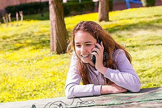 Het meisje besloot een maand lang iedereen te bellen in plaats van sms'jes te sturen: het experiment liep uit op een mislukking