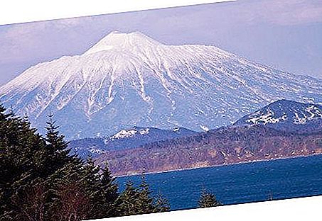 Volcano Tyatya - de vuurspuwende berg van het eiland Kunashir