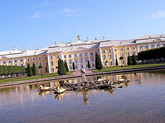 ペテルゴフ王宮：説明、歴史、建築、興味深い事実