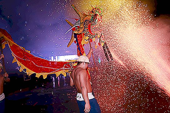 Ang Ceremony ng Bakal ng Fire Fire na Ginanap sa Tsina: Mga Larawan
