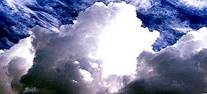 Oro pilys ar kokie debesys