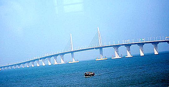 香港与中国之间的桥梁打开了世界上最大的桥梁，价值200亿美元