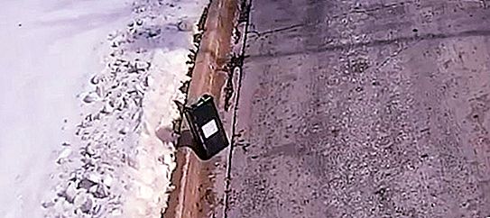 Un resident de Michigan va veure una caixa a la carretera. La va agafar i va anar al banc