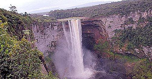 Piękno i wielkość gigantów wodnych: co to jest wodospad?