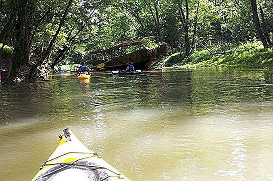 Đi du lịch trên thuyền kayak, người ta phát hiện ra một con tàu cũ bị bỏ hoang đã hơn 110 tuổi