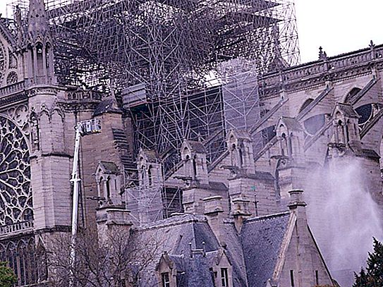 Notre Dame-katedralen förbereder sig för den första tjänsten efter branden i april