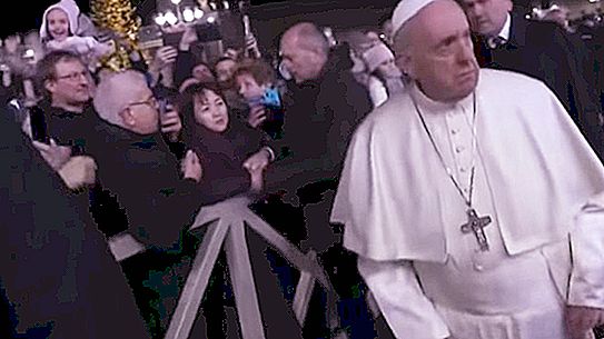 Popiežius atsiprašė už pliūpsnį ant moters rankos, kuri patraukė jį prie jos