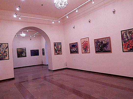 Po razstavnih dvoranah Narodne galerije Armenije